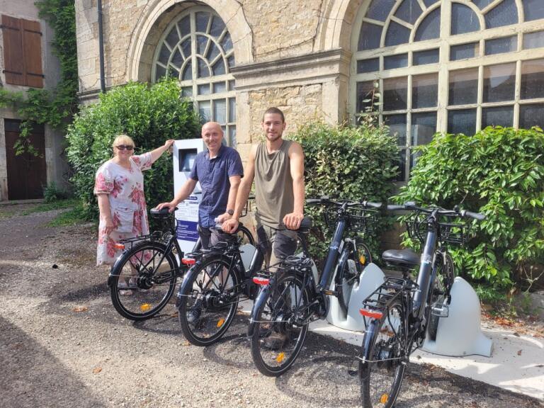 Maire de Châteauneuf-en-Auxois devant la nouvelle station de VAE