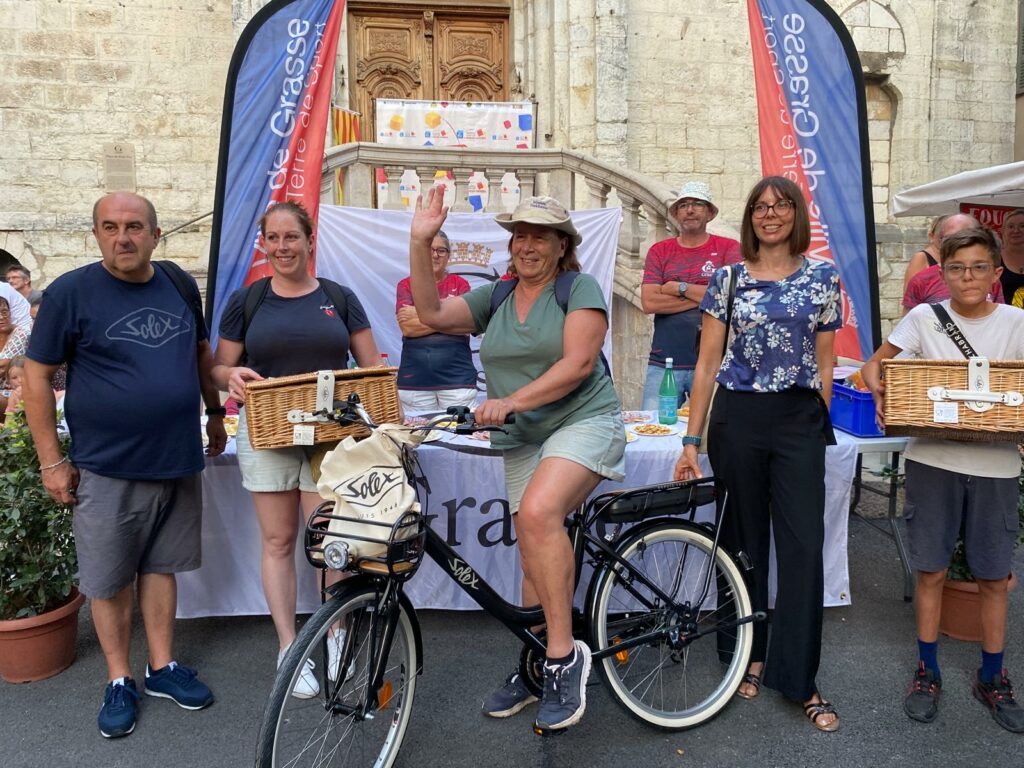 Martine Berchialla, grande gagnante de la tombola de la 11e édition du Mondial Parfumé de Boules Carrées. 