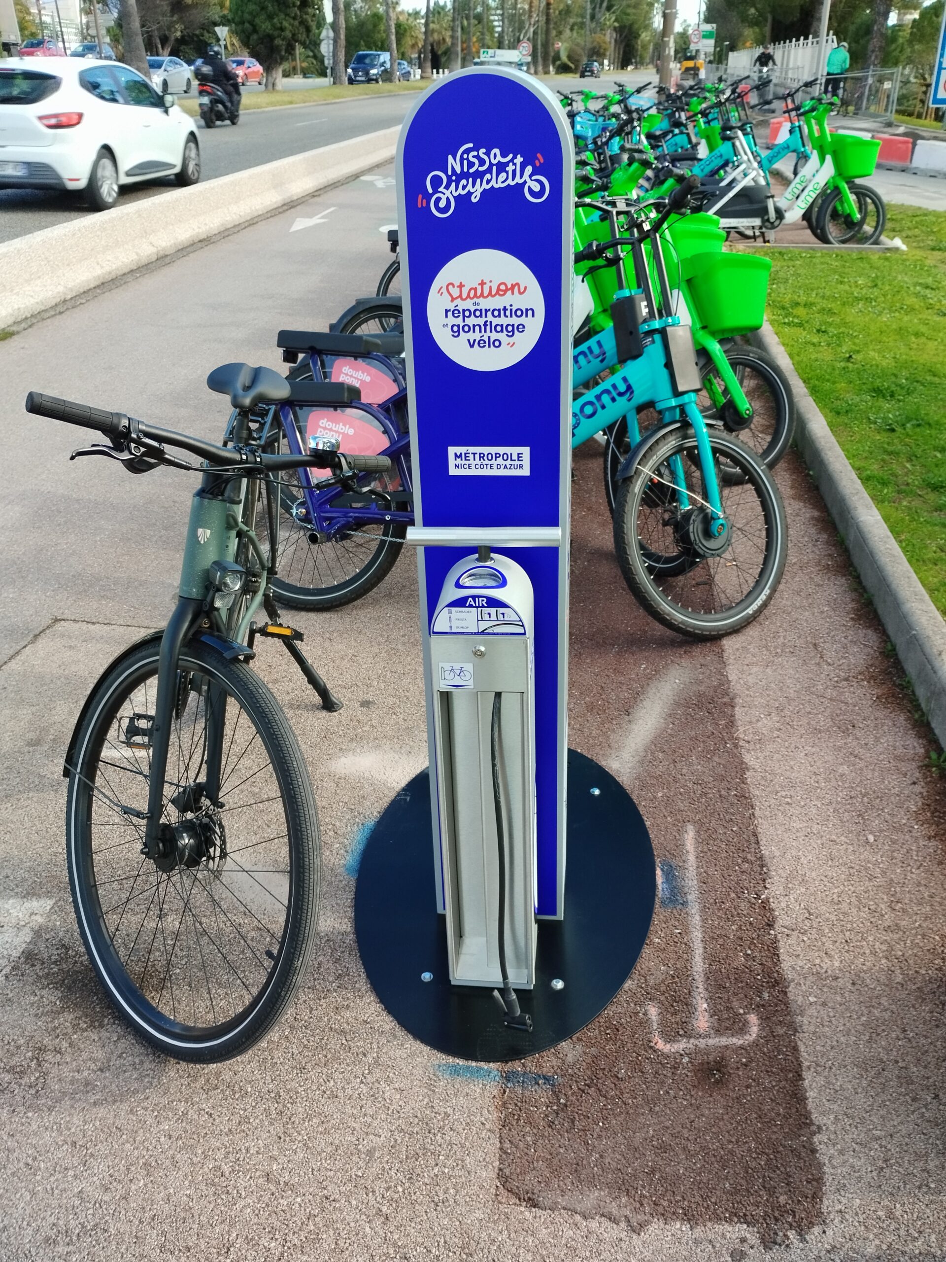 Station de réparation et de gonflage vélo Nissa Bicyclettos installée à Nice