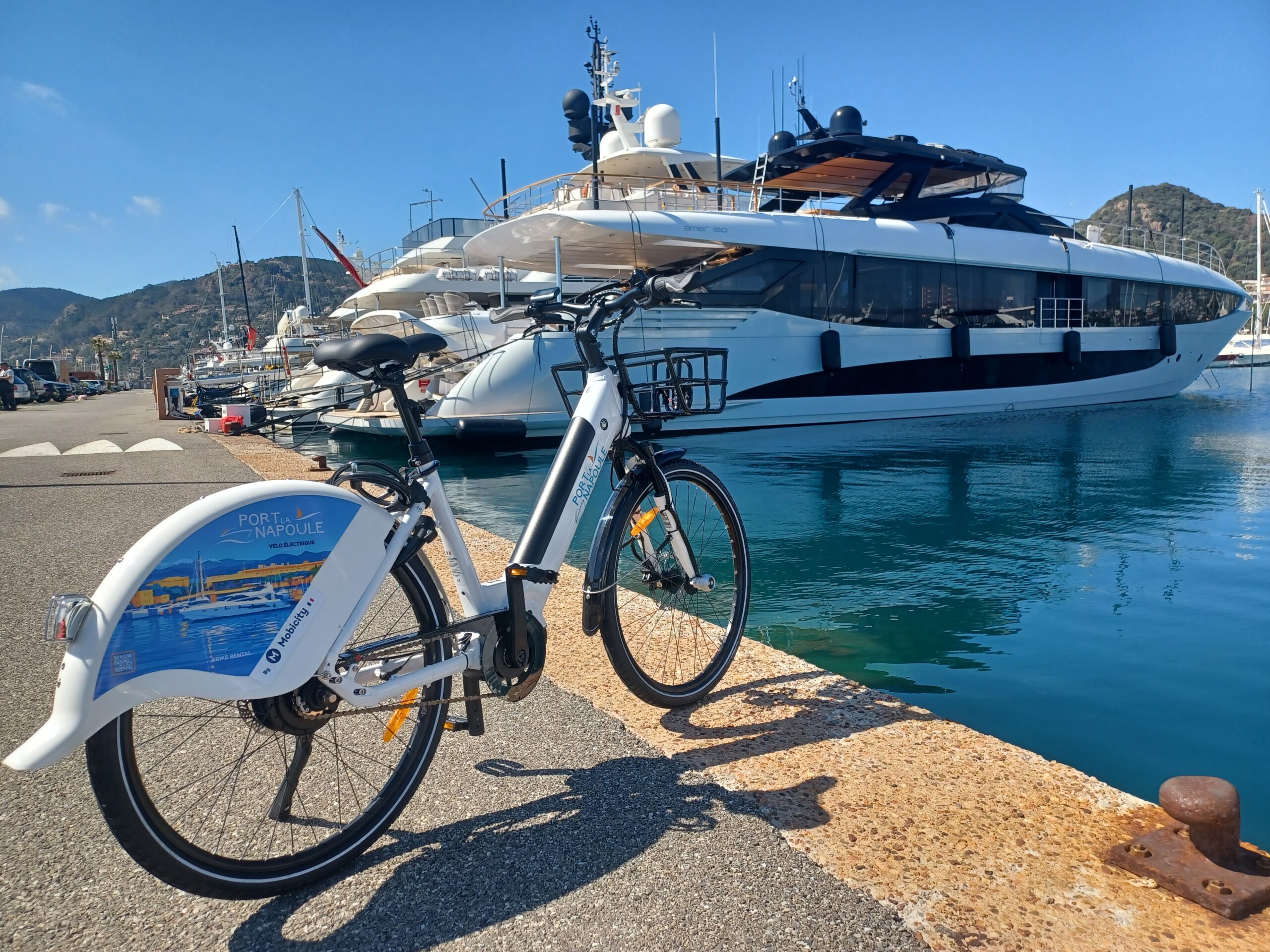 Vélo à assistance électrique Mobicity au port de Mandelieu-la-Napoule